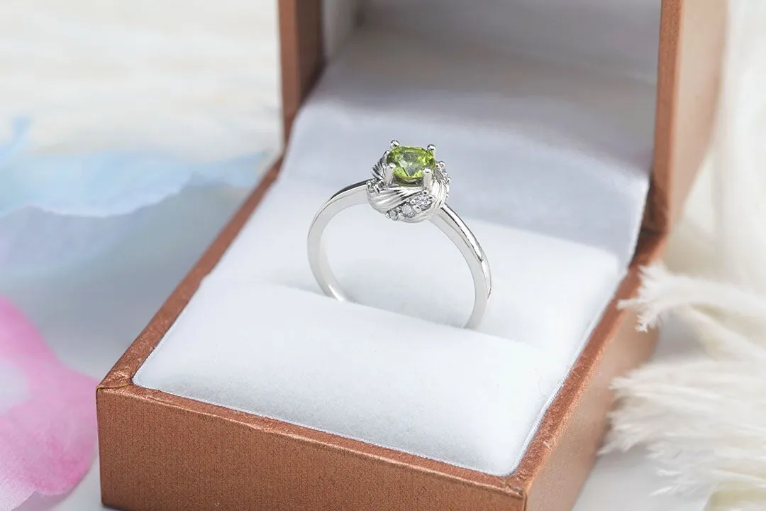 5mm Round cut Peridot Ring in Sterling Silver