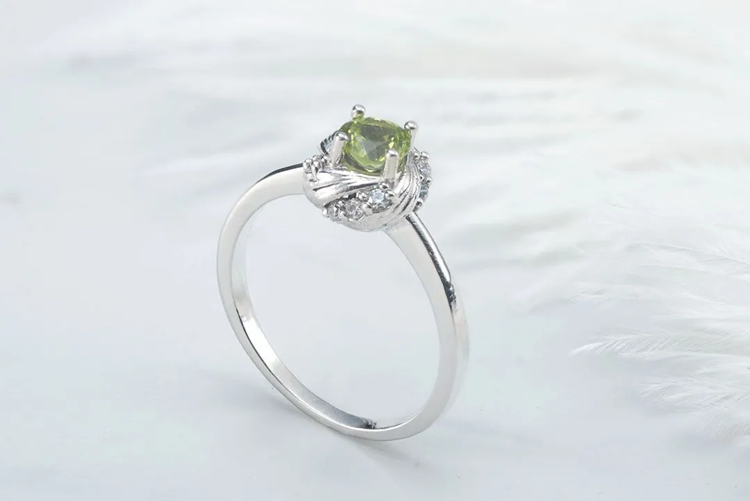5mm Round cut Peridot Ring in Sterling Silver